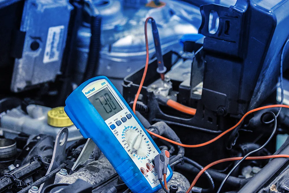 Elektronikprüfung in einem KFZ-Motorraum bei Grip-und-Klar in Gießen